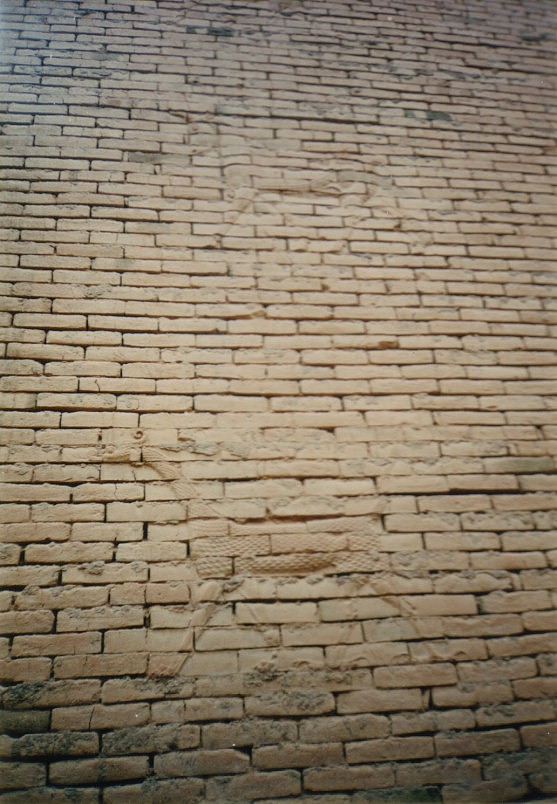 イラク／バビロン遺跡の城壁