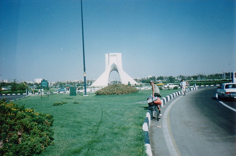 イラン／テヘランの入口に建つアザディ・タワー
