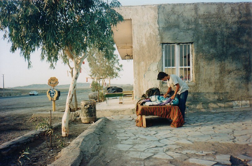 イラン／マンザリエという地点の一軒茶屋