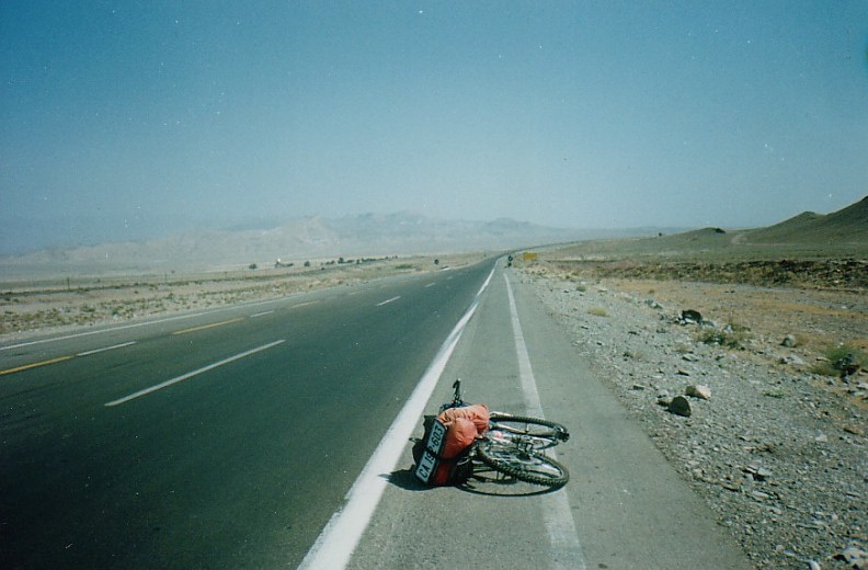 イラン／イラン中央部、砂漠の道