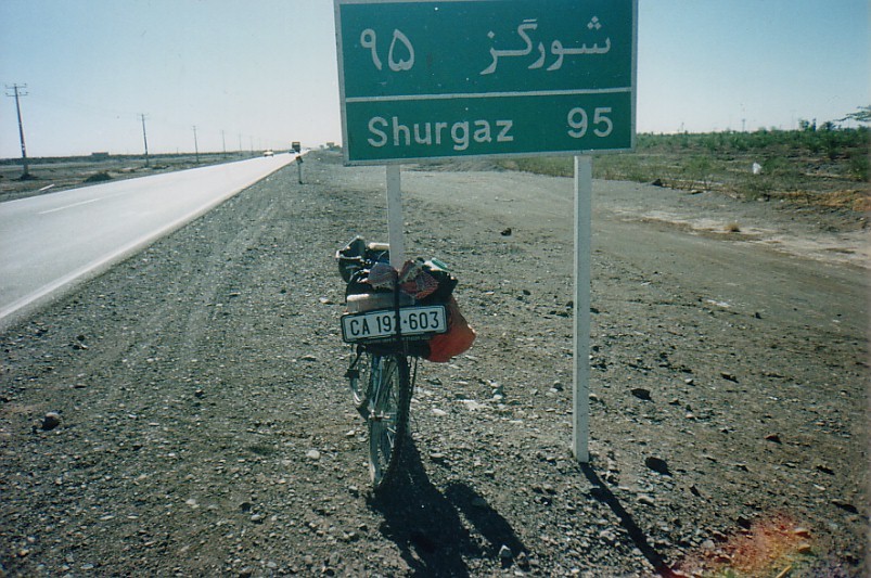 イラン／何もない町シュルガツの標識