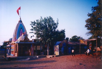 インド／街道沿いの村、カラフルなヒンドゥ寺院