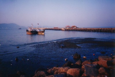 インド／エレファンタ島の船着場