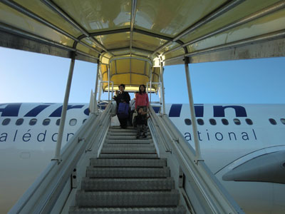 ヌーメアのトゥントゥータ空港に到着