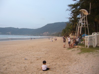 浜辺にぽつねんと座る日本男児