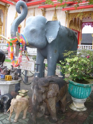 ワット・チャロンの象の像