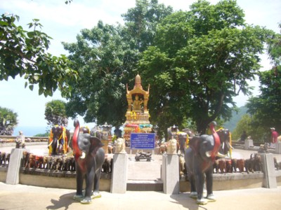 仏像を囲む大勢の象たち
