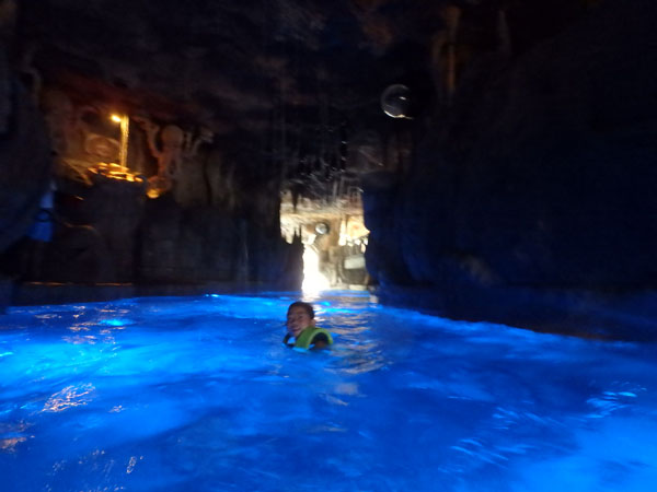 アドベンチャーコーブの洞窟プール