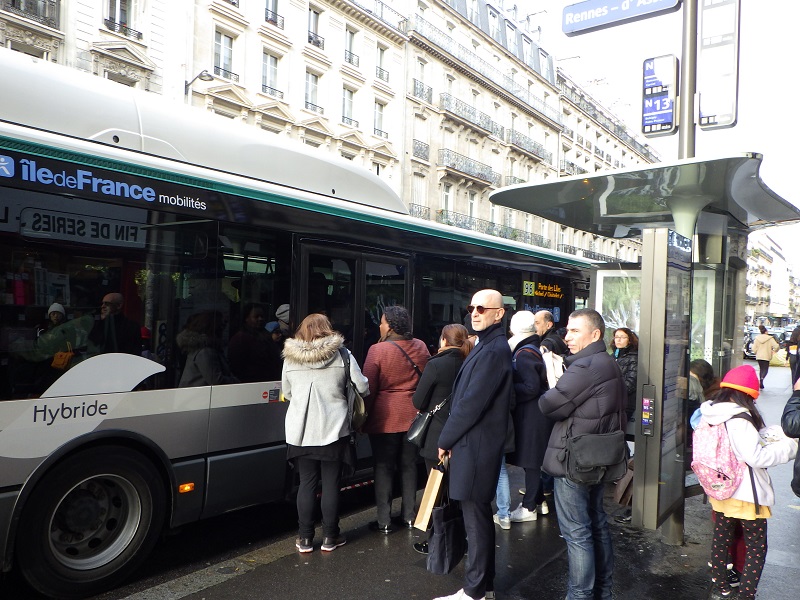 パリの市バス